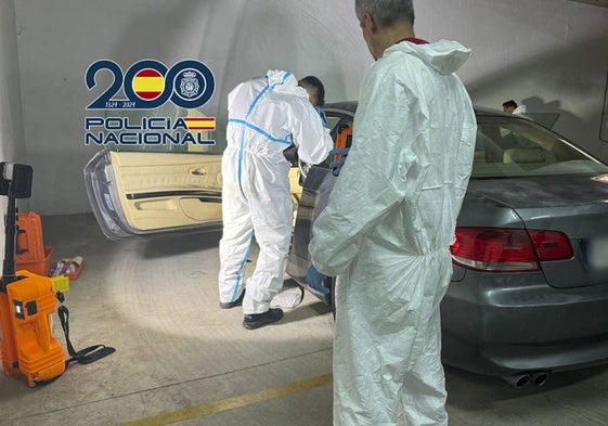 Investigadores de la Policía Nacional con el vehículo.