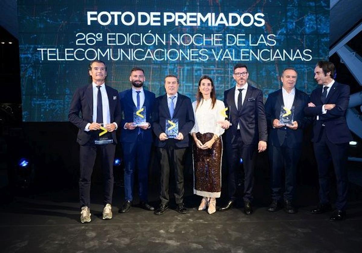 Ruth Merino junto a los premiados del evento