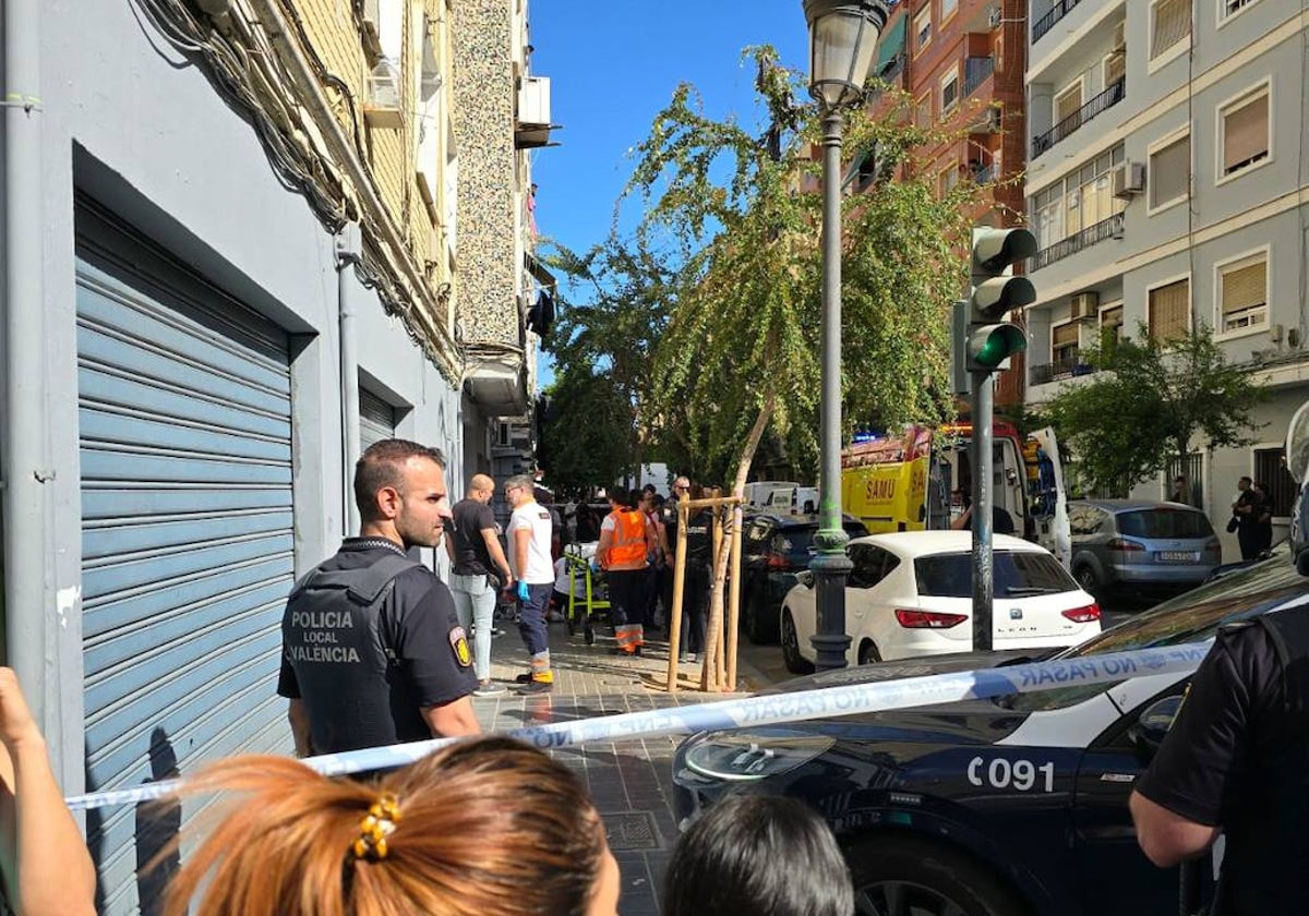 Los sanitarios atienden al agresor poco después de que resultara herido durante la detención.