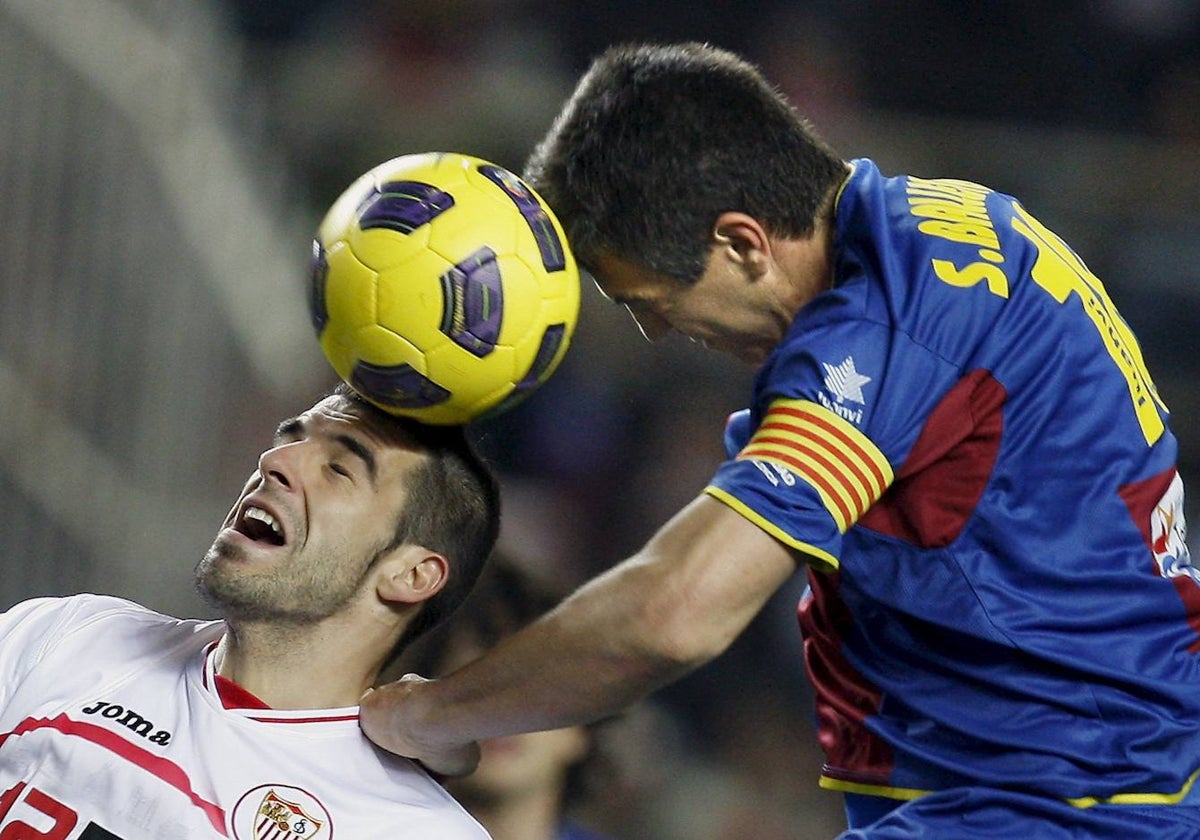 Álvaro Negredo y Sergio Ballesteros cabecean el balón durante un partido entre el Sevilla y el Levante disputado en 2011.