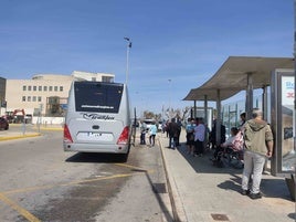 Un autobús en el Hospital de la Ribera.