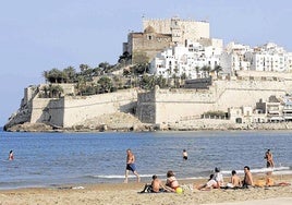 La playa de Peñíscola con el castillo de fondo.