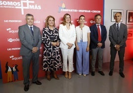 Gonzalo Zarranz, presidente del consejo de administración de LAS PROVINCIAS, junto a la vicepresidenta del Consell, Susana Camarero; la alcaldesa de Valencia, María José Catalá; la consellera Ruth Merino; el director general de LAS PROVINCIAS, Antonio Pitera y el director del periódico, Jesús Trelis.