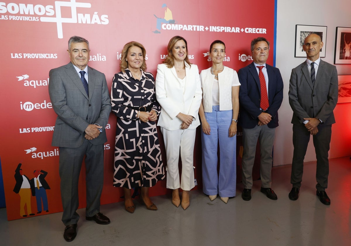 Gonzalo Zarranz, presidente del consejo de administración de LAS PROVINCIAS, junto a la vicepresidenta del Consell, Susana Camarero; la alcaldesa de Valencia, María José Catalá; la consellera Ruth Merino; el director general de LAS PROVINCIAS, Antonio Pitera y el director del periódico, Jesús Trelis.