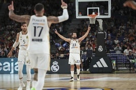 Los jugadores del Real Madrid en el partido ante Baskonia.