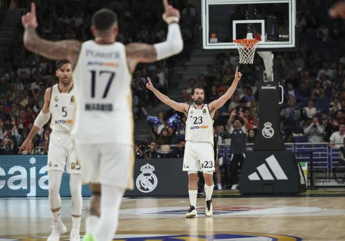 Los jugadores del Real Madrid en el partido ante Baskonia.