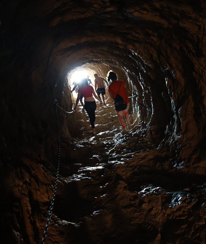 Imagen secundaria 2 - La icónica imagen del Penyal d'Ifac desde el Arenal-Bol, los vestigios medievales de la Pobla d'Ifac y el túnel.