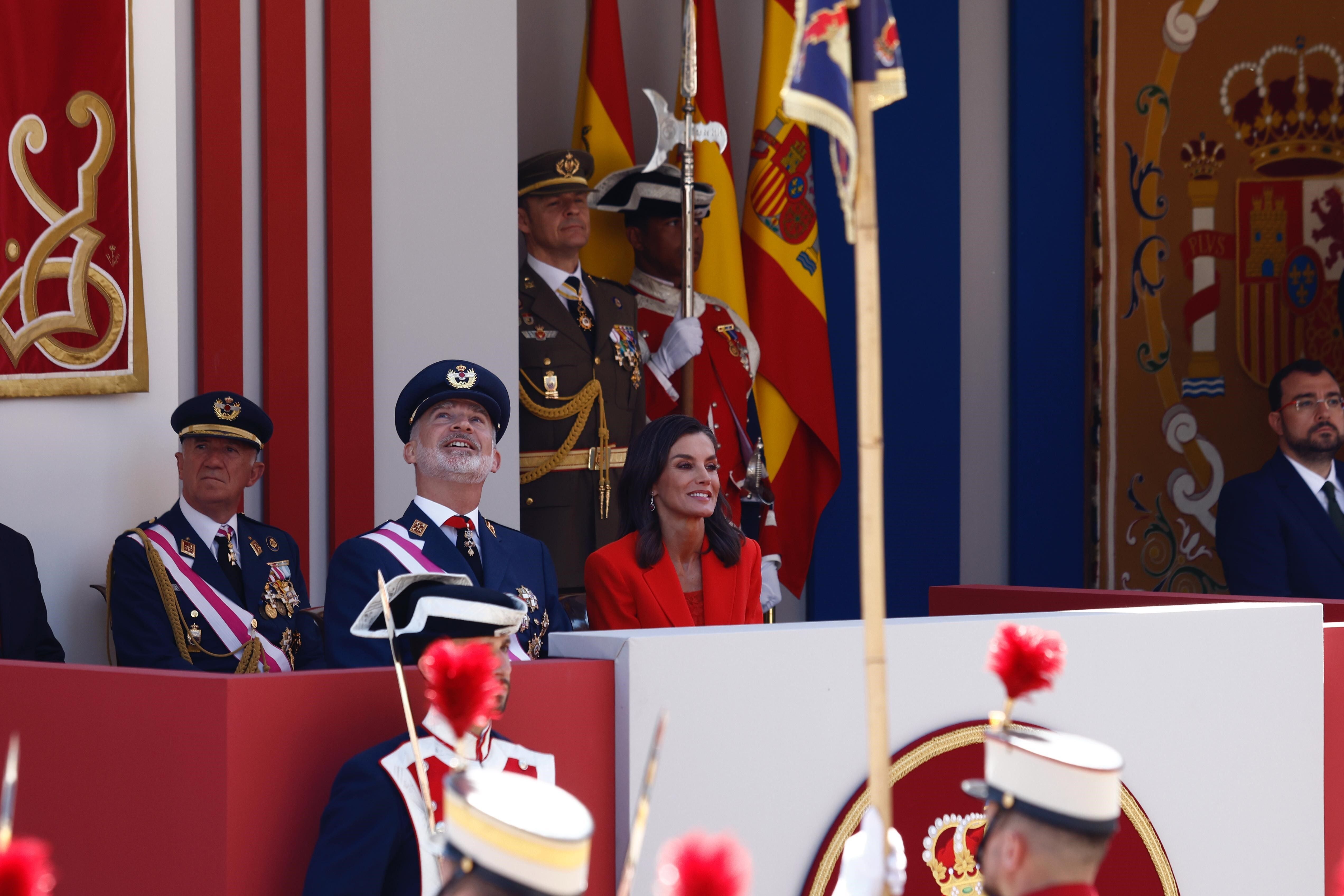 Letizia, de rojo y con zapatillas por su lesión en el pie, en el desfile de las Fuerzas Armadas