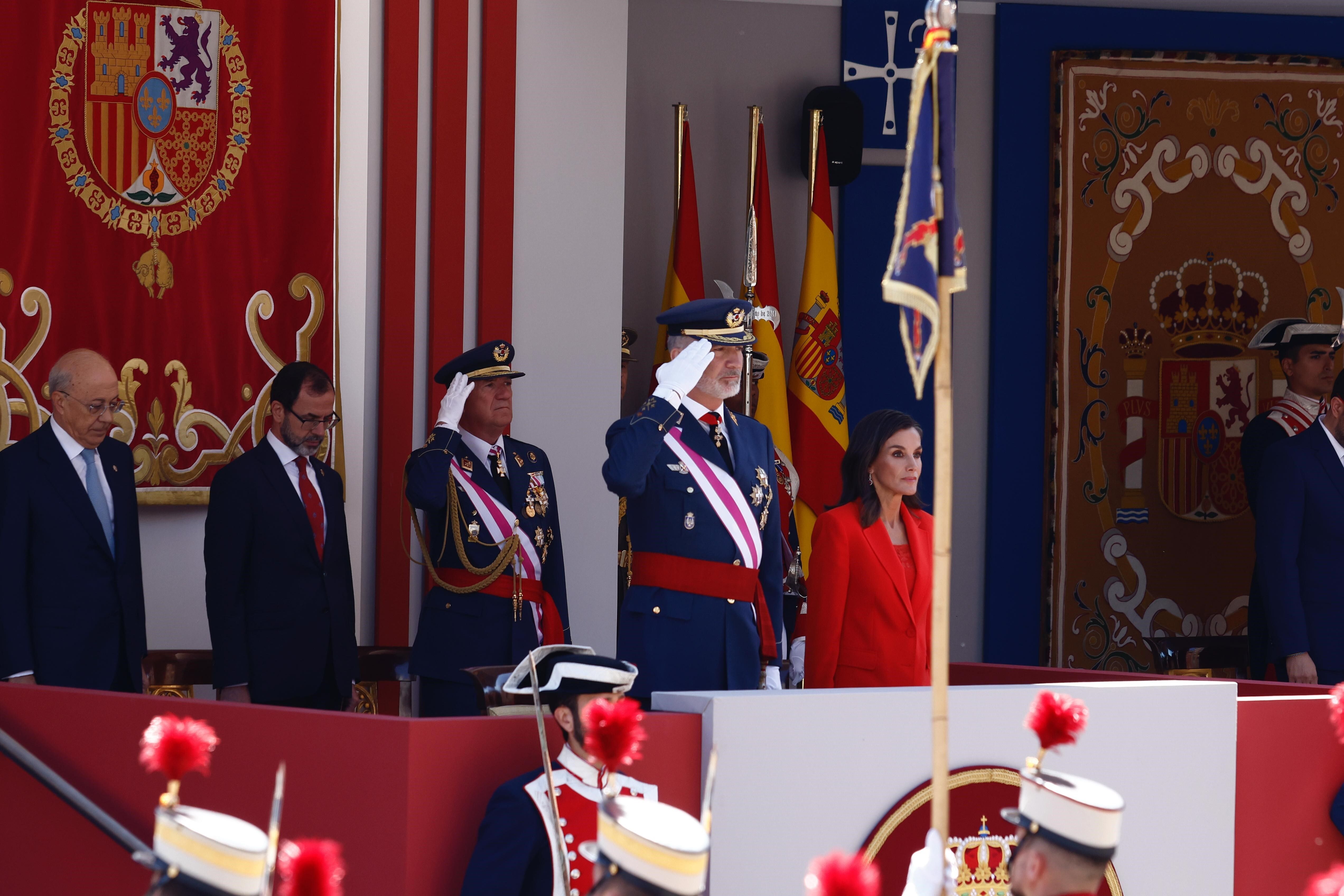 Letizia, de rojo y con zapatillas por su lesión en el pie, en el desfile de las Fuerzas Armadas