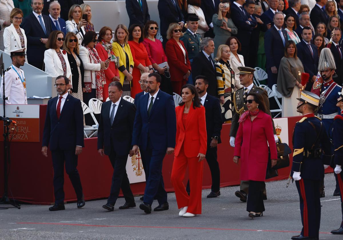 Letizia, de rojo y con zapatillas por su lesión en el pie, en el desfile de las Fuerzas Armadas