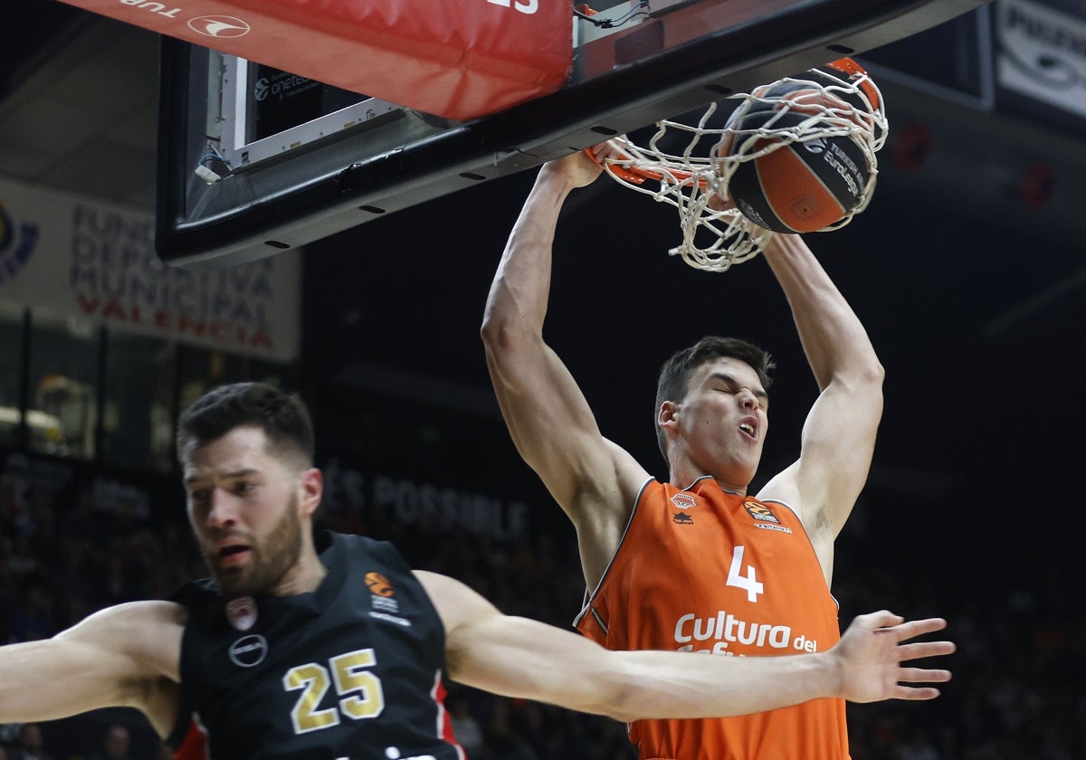 Pradilla machaca el aro durante un partido contra el Olympiacos.