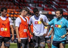 Rubén Baraja, dando instrucciones en la Ciudad Deportiva de Paterna.