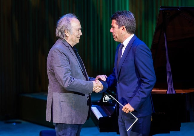 Joan Manuel Serrat recibe el galardón de manos del presidt de la Generalitat, Carlos Mazón.