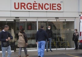 Imagen de archivo de la puerta del Servicio de Urgencias del Hospital Clínico.