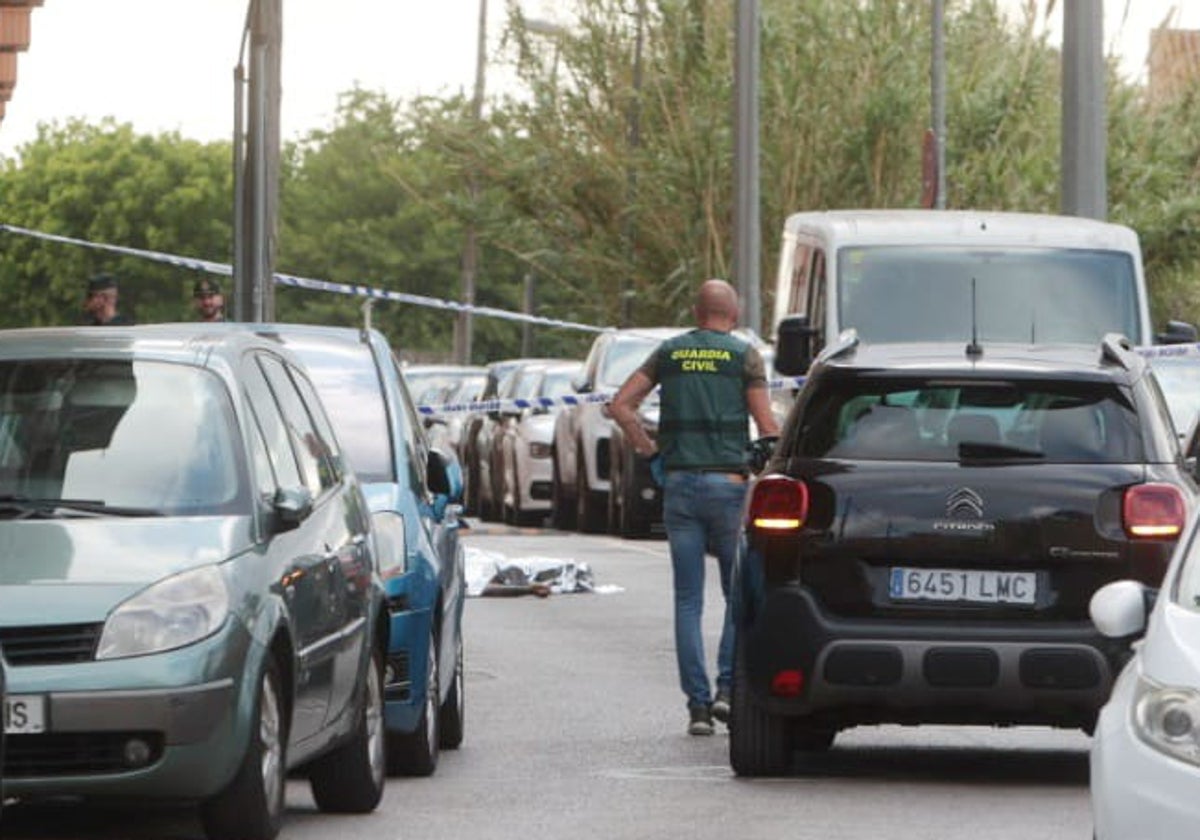 Un guardia civil junto al cadáver de la víctima.