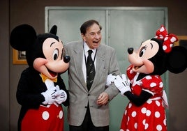 El compositor Richard M. Sherman junto a Mickey Mouse y Minnie.