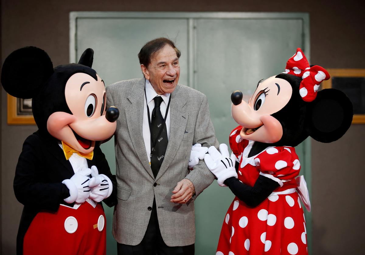 El compositor Richard M. Sherman junto a Mickey Mouse y Minnie.