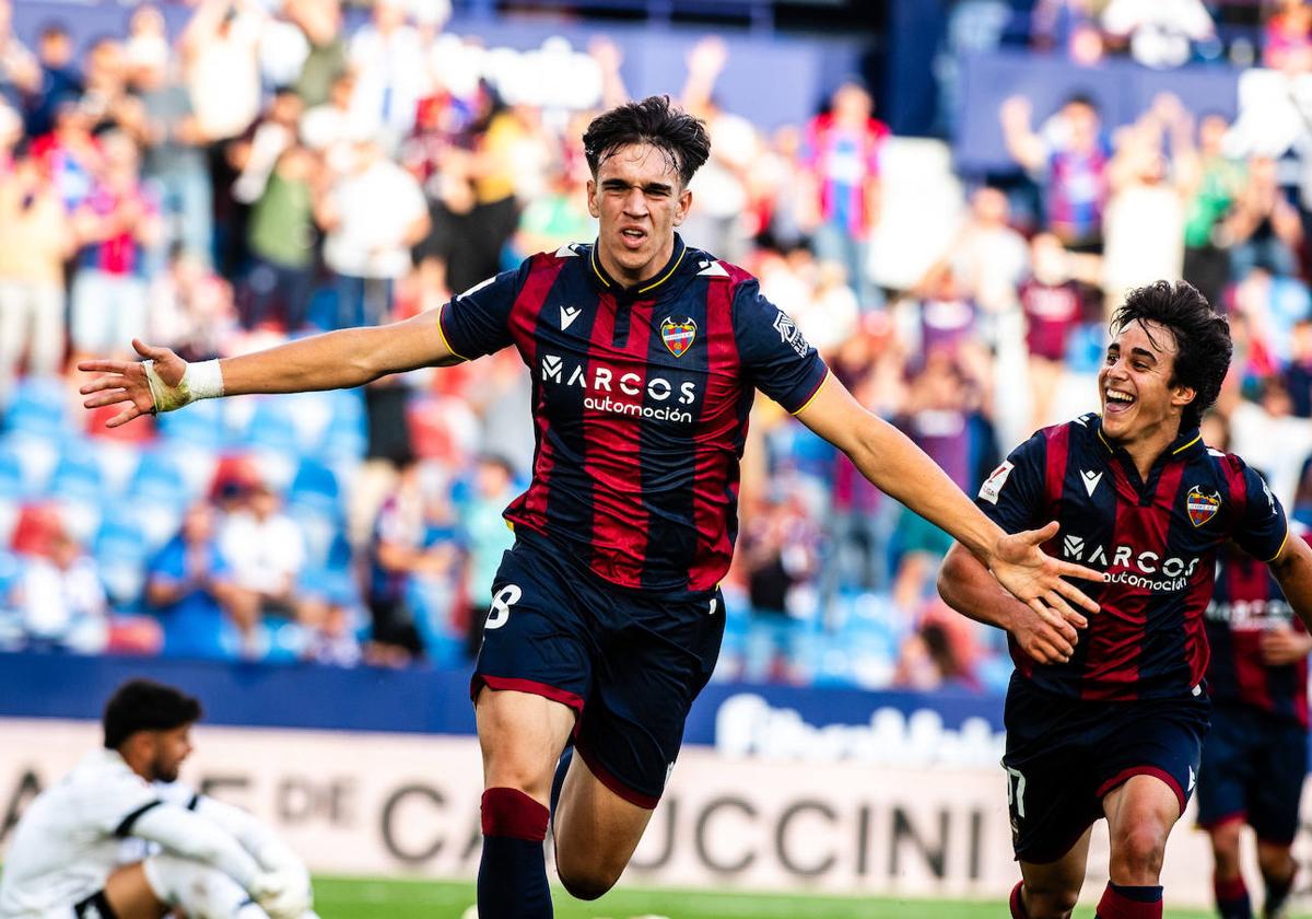 Carlos Espí, celebrando su primer gol con el Levante.