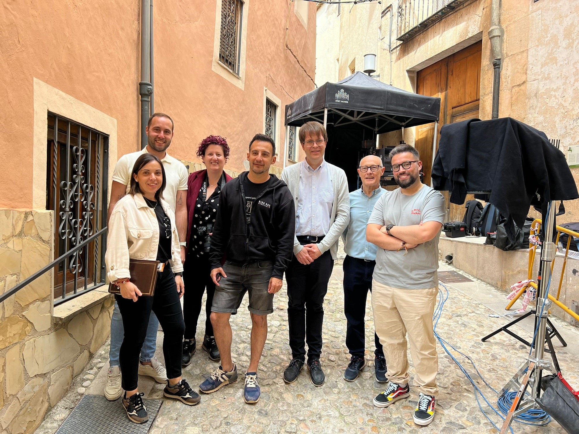 Amenábar, junto al alcalde y personal del Ayuntamiento de Bocairent.