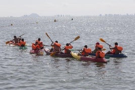 Unos jóvenes disfrutando de actividades con kayak, en una imagen de archivo.