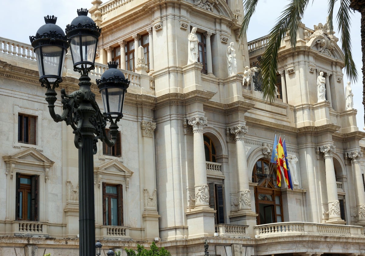 Imagen principal - Modelo de farolas en la plaza del Ayuntamiento, en la plaza del Patriarca y en la plaza de la Reina.