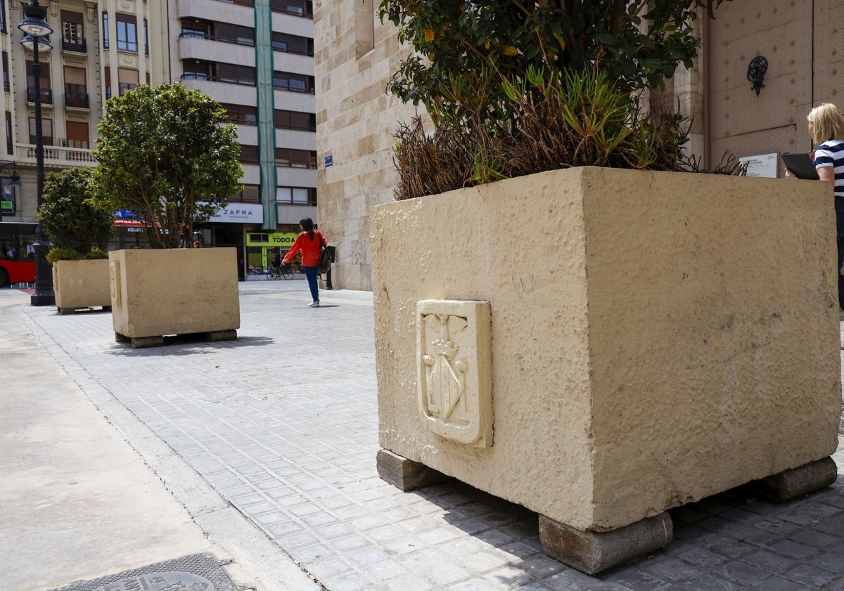 Imagen principal - maceteros cuadrados, hexaagonales y rectangulares de la plaza de San Agustín de Valencia.