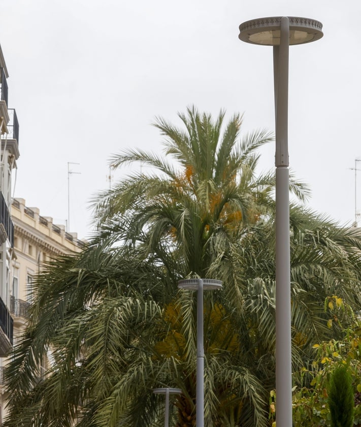 Imagen secundaria 2 - Modelo de farolas en la plaza del Ayuntamiento, en la plaza del Patriarca y en la plaza de la Reina.