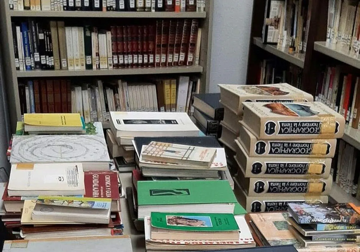 La Biblioteca Municipal de la calle principal de Castellón está empezando a retirar libros y preparándose para las renovaciones.