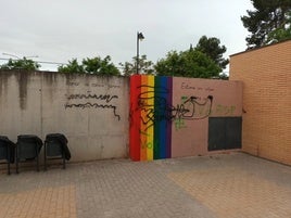 Pintadas en el muro contra la homofobia del IES Pou Clar.