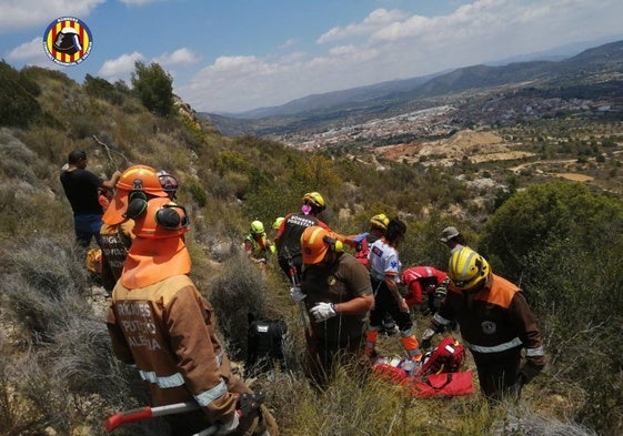 Despliegue de bomberos, brigadas y equipos sanitarios para el complicado rescate del parapentista, el viernes, en Villar del Arzobispo.