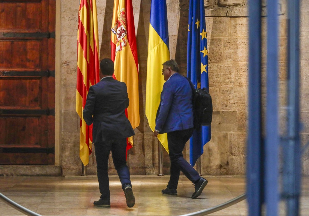 Puig abandona el Palau de la Generalitat.