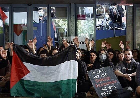 Sentada en la puerta de la Facultad de Filosofía, tras la ocupación del edificio.