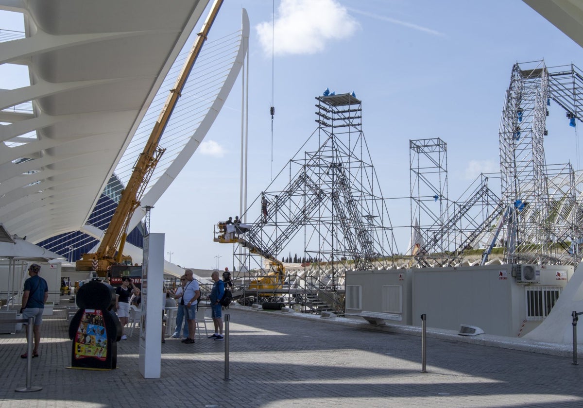 El montaje de gran escenario que se instalará en la Ciudad de las Artes y las Ciencias para la temporada de conciertos y festivales.