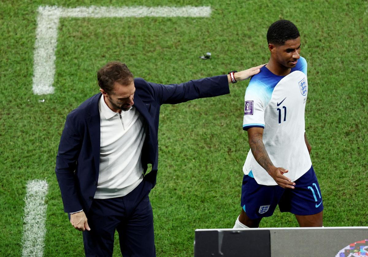 Rashford con Gareth Southgate tras ser sustituido.