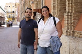 Adrián, junto a su mujer, en Alzira