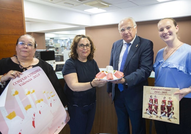 Francisco Esteve, Ana Nebot y Amparo Sáez, de Amics del Corpus, durante la entrega de la Moma y del cartel y calendario del Corpus.