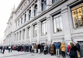 Colas en el Banco de España para contratar Letras del Tesoro, en una imagen de archivo.