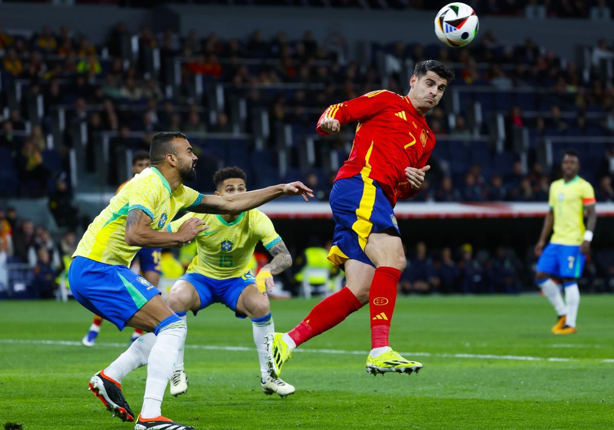 Morata remata un balón en un partido amistoso contra Brasil.