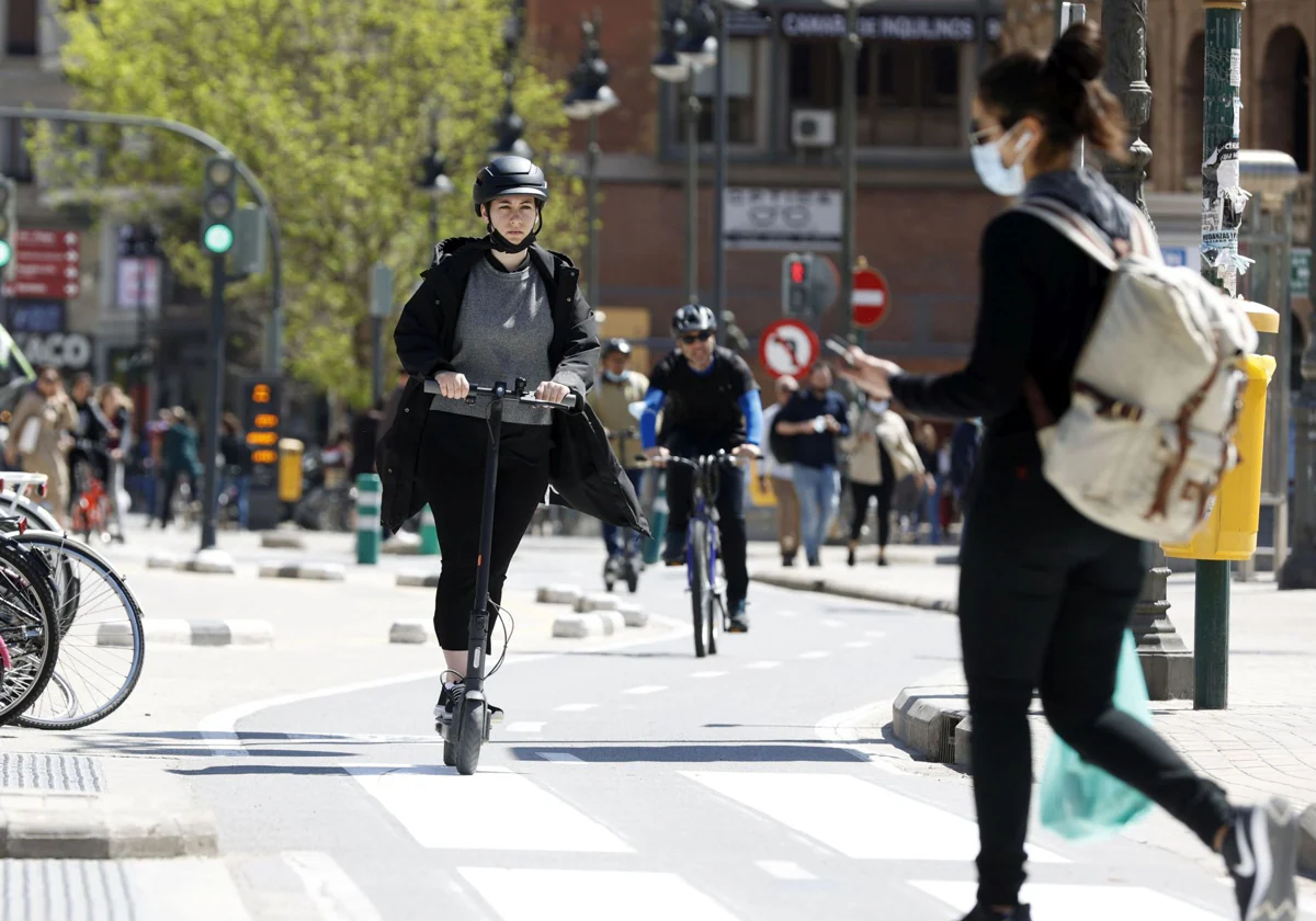 El contrato obligatorio de un seguro afectará a 100.000 propietarios de patinetes en Valencia