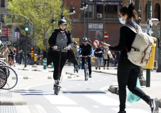 Paso de patinetes eléctricos y bicicletas porel carril bici de la calle Xàtiva, en imagen de archivo.