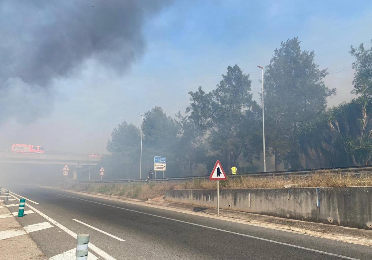 Humo en la carretera a causa del incendio.