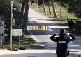 Un Policía, en un punto del viejo cauce donde había indigentes.