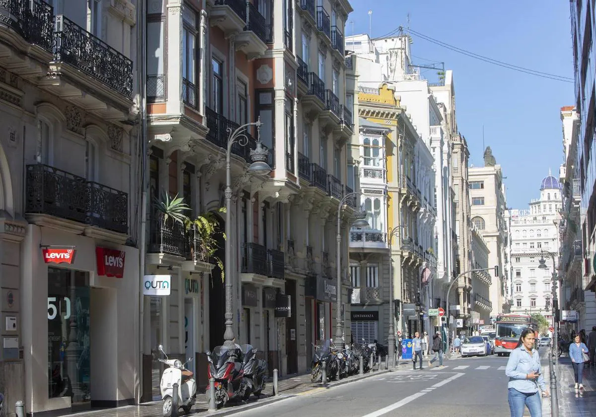 Quién vive en la calle Lauria, las familias que resisten al empuje de las oficinas