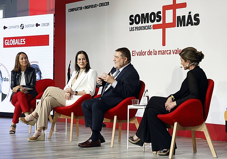 La periodista María José Carchano, la directora del área Internacional de Cámara Valencia, Luz Martínez, el CEO de Tecnología de Polímeros QMC, Francisco Javier Cortés, y la directora ejecutiva de ITV Ice Makers, Cristina Cordón.