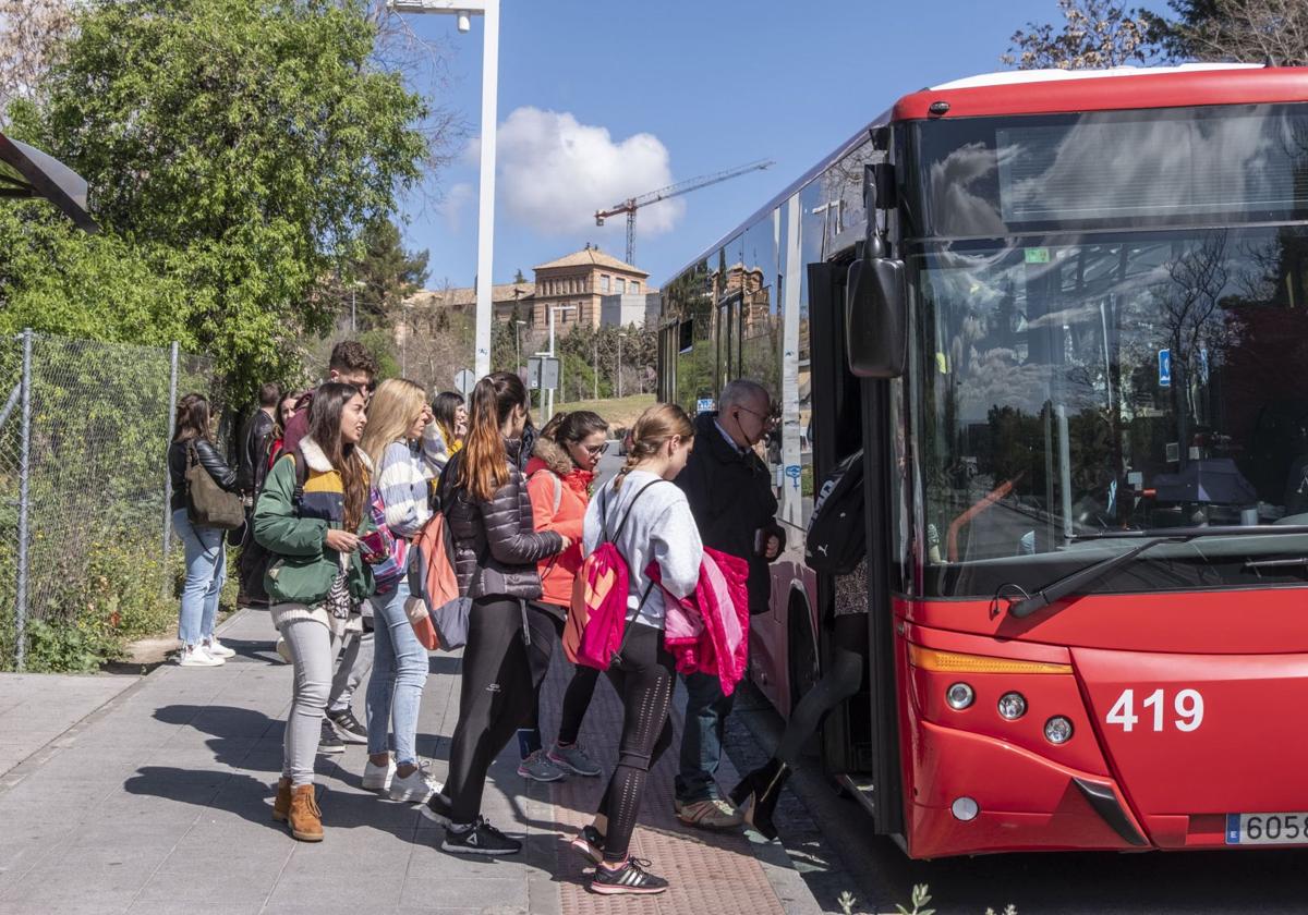 Herida una mujer tras engarcharse la ropa en la puerta de un autobús que continuó la marcha en Castellón