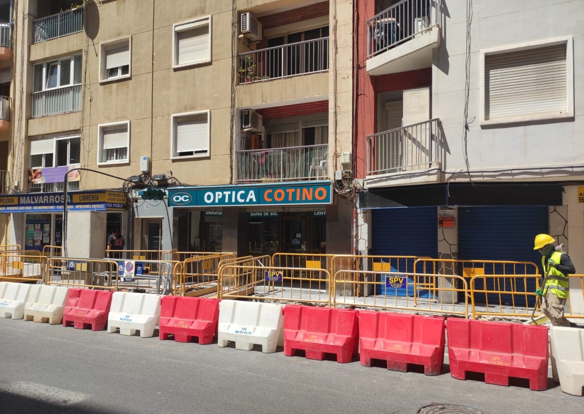 Imagen secundaria 1 - Zona en obras de la avenida Malvarrosa.