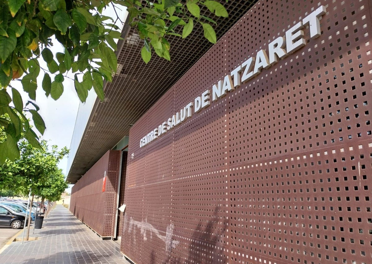 Imagen secundaria 1 - Lavabo de un baño sin grifo y fachada del centro de salud de Nazaret.