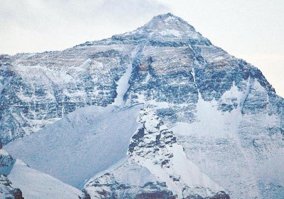 El Everest, con sus casi nueve kilómetros, es el ´techo´ de la Tierra.