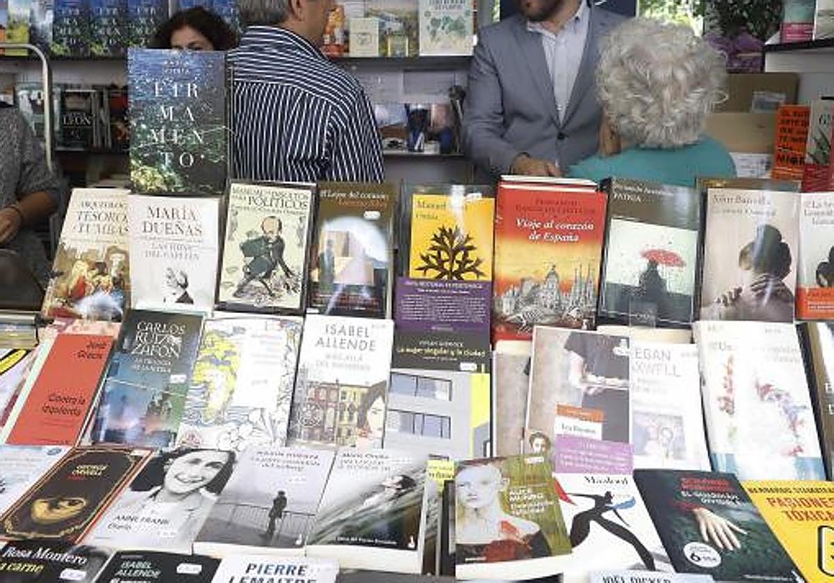 Quién firma en la Feria del Libro de Madrid 2024: horarios y escritores ...