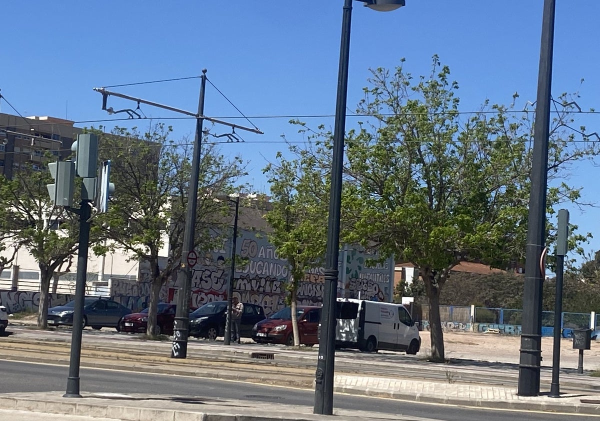 Imagen principal - Calle San Vicente de Paúl, donde los vecinos de Orriols piden un aparcamiento; valla que no ha gustado en la reurbanización de Arquitecto Rodríguez y calle Historiador Chabret, sin bancos.